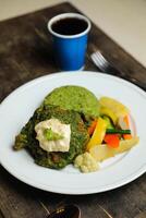 ajo pollo con arroz y verduras servido en plato con frío beber, cuchara y tenedor aislado en de madera tablero lado ver de tailandés comida foto