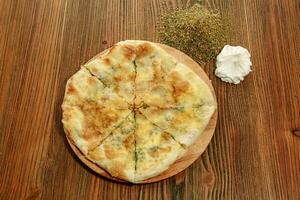 Labneh y tomillo tarta servido en de madera tablero aislado en mesa parte superior ver de Arábica comida foto