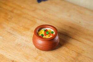 lunadi rabri Leche kheer servido en maceta aislado en estera parte superior ver de indio, bangali y pakistaní postre mithai foto