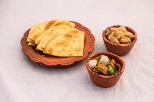 desi desayuno pollo korma karahi condimento, halwa y paratha servido en plato aislado en antecedentes parte superior ver de bangladesi desayuno foto