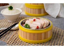 vapor Cerdo barriga con chino vino con palillos servido en plato aislado en mesa parte superior ver de Singapur comida foto