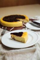 arándano tarta de queso rebanada incluir caramelo con tenedor y cuchillo servido en plato aislado en mesa parte superior ver de café hornear comida foto