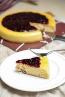 arándano tarta de queso rebanada incluir caramelo con tenedor y cuchillo servido en plato aislado en mesa parte superior ver de café hornear comida foto