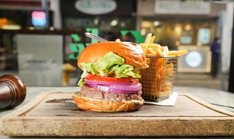 metro queso hamburguesa con papas fritas servido en plato aislado en mármol antecedentes parte superior ver en hong kong comida foto