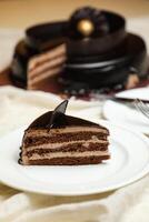 negro bosque pastel rebanada incluir chocolate chip, tenedor, azúcar horneado servido en plato aislado en mesa lado ver hornear café foto
