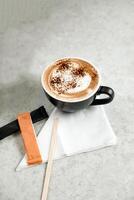 caliente chocolate café incluir azúcar paquete, Leche aislado en pañuelo de papel lado ver café desayuno caliente bebida foto