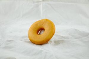 llanura rosquilla aislado en gris antecedentes lado ver de horneado comida desayuno en mesa foto