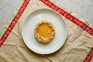 miel tarta servido en plato aislado en servilleta parte superior ver de café horneado comida en antecedentes foto