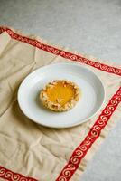 miel tarta servido en plato aislado en servilleta lado ver de café horneado comida en antecedentes foto