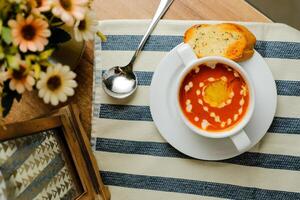 cremoso tomate albahaca sopa servido en cuenco aislado en servilleta parte superior ver de chino sopa foto