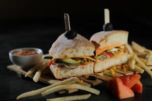 picante Sur oeste pollo emparedado con papas fritas y mayonesa inmersión servido en bandeja aislado en oscuro antecedentes lado ver de desayuno comida foto