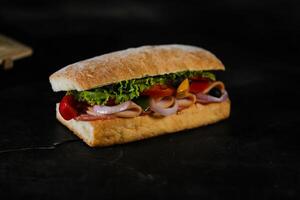 ciabatta ahumado jamón emparedado aislado en de madera con mayonesa inmersión y francés papas fritas Cubeta tablero lado ver de italiano rápido comida en gris antecedentes foto