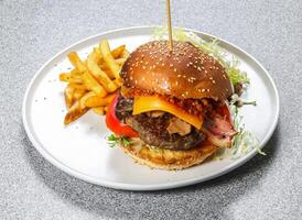 australiano carne de vaca hamburguesa incluir queso rebanada, tomate, repollo y chile salsa con francés papas fritas servido en plato aislado en antecedentes parte superior ver de hong kong comida foto