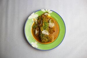 rui macher korma pescado curry servido en karahi aislado en antecedentes parte superior ver de bangladesí, indio y pakistaní tradicional picante comida foto