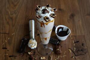 chocolate sacudir con hielo crema servido en vaso aislado en mesa lado ver de sano bebida foto