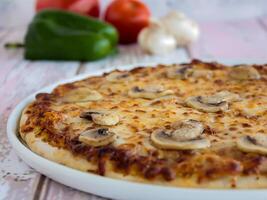 margarita seta Pizza Adición con Pimiento, tomate y aceitunas servido en plato aislado en mesa lado ver de Arábica comida rápida foto