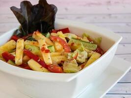 especial ensalada con pepino, tomate, lechuga salir y papas fritas servido en plato aislado en mesa de cerca parte superior ver de sano orgánico comida foto