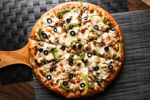 cuatro temporada Pizza Adición con aceituna y vegetales aislado en de madera tablero parte superior ver de comida rápida foto