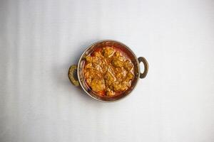 carne de vaca karahi bhuna korma condimento con salsa servido en karahi aislado en antecedentes parte superior ver de bangladesí, indio y pakistaní tradicional picante comida foto