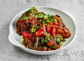 chettinad pimienta pollo seco servido en plato aislado en antecedentes parte superior ver de desi indio comida foto