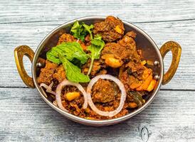 Mysore Carne de cordero sucá bhuna karahi servido en plato aislado en de madera mesa parte superior ver de indio picante comida foto