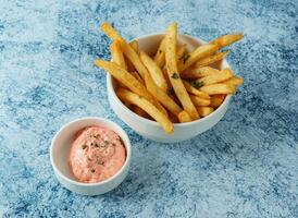 mentaiko papas fritas servido en plato aislado en antecedentes parte superior ver de italiano comida foto