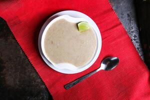 liebres sopa o hareesa servido en plato aislado en rojo estera parte superior ver en mesa Arábica comida foto