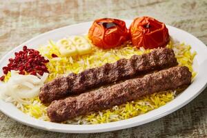 chelo brocheta, chalo kabab o cheelo con mandi Biryani arroz servido en plato aislado en mesa parte superior ver de Arábica comida foto