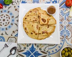 mahyawa o mehyawa arayes y arias paratha un pan con fermentado pescado salsa servido en plato aislado en mesa parte superior ver de Arábica comida foto