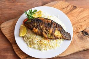 shiri pescado freír con blanco arroz, tomate y Lima servido en plato aislado en de madera mesa parte superior ver medio oriental almuerzo comida foto