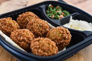 falafel o felafel, felafel y tabulé ensalada o tabula y humus servido en plato aislado en de madera mesa parte superior ver medio oriental desayuno comida foto