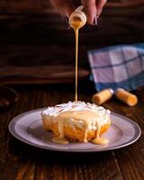 pastel de leche servido en plato aislado en de madera mesa lado ver de Arábica café comida foto