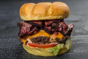 clásico carne de vaca y falda emparedado con Derretido queso y mayonesa aislado en oscuro gris antecedentes lado ver de rápido comida emparedado foto