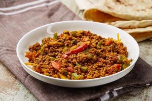 keema condimento, qeema o kima con tomate y jengibre servido en plato aislado en mesa parte superior ver de Arábica comida foto