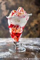 tutti sabroso helado con frutas y nueces azotado crema sacudir con plátano y fresa servido en vaso aislado en oscuro antecedentes lado ver de sano bebida foto