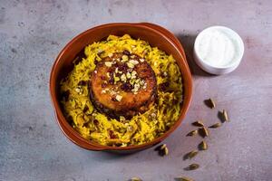 pollo arroz tajín o tahjeen con nueces y mayonesa inmersión servido en plato aislado en gris antecedentes parte superior ver de bahrein comida foto