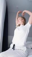 Matin routines. femme élongation dans lit après réveiller en haut video