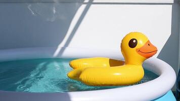 fêmea mãos lançar inflável Pato para dentro piscina em sacada. Visão do cristal limpar \ limpo água superfície, Sol brilho brilhante água piscina looping lento movimento fundo video