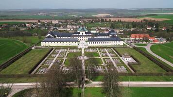 antenne visie van barok ziekenhuis Kuks in Tsjechië video