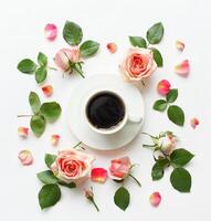 un taza de café rodeado por flores foto