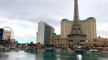 las vegas, Nevada, Verenigde Staten van Amerika - 08 apr 2024 las vegas strip mijlpaal en architectuur, iconisch structuren en attracties van de las vegas strip weerspiegeld in water. video