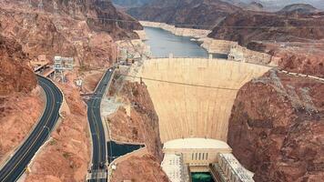 antenne visie van hoover dam en meer mede, een expansief antenne visie van hoover dam, de omgeving wegen, en meer mede. video