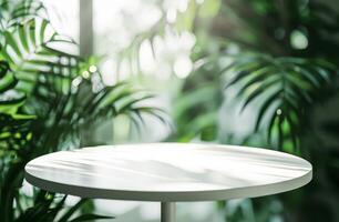 blanco mesa entre plantas foto