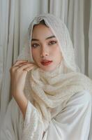 mujer en blanco hijab poses para imagen foto