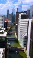 Chicago Fluss mit mehrere Brücken Über und Yachten Segeln entlang. Drohne Aufnahmen Über das Wasserweg unter schön Gebäude. Vertikale Video