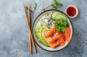 un cuenco de Sushi y vegetales con palillos foto