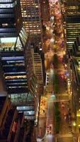 erstaunlich zündete Neu York beim Nacht Zeit. atemberaubend Wolkenkratzer und breit Straßen voll von Beleuchtung. Aussicht von oben. Vertikale Video