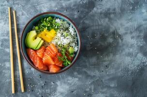 un cuenco de Sushi y vegetales con palillos foto