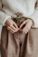 mujer participación pequeño planta en manos foto