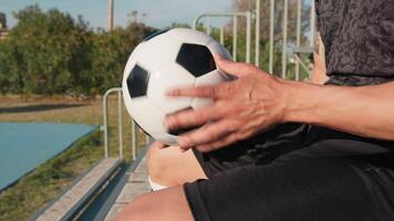 Fußballer macht Spiele mit Ball im Hand Sitzung im das Stand video